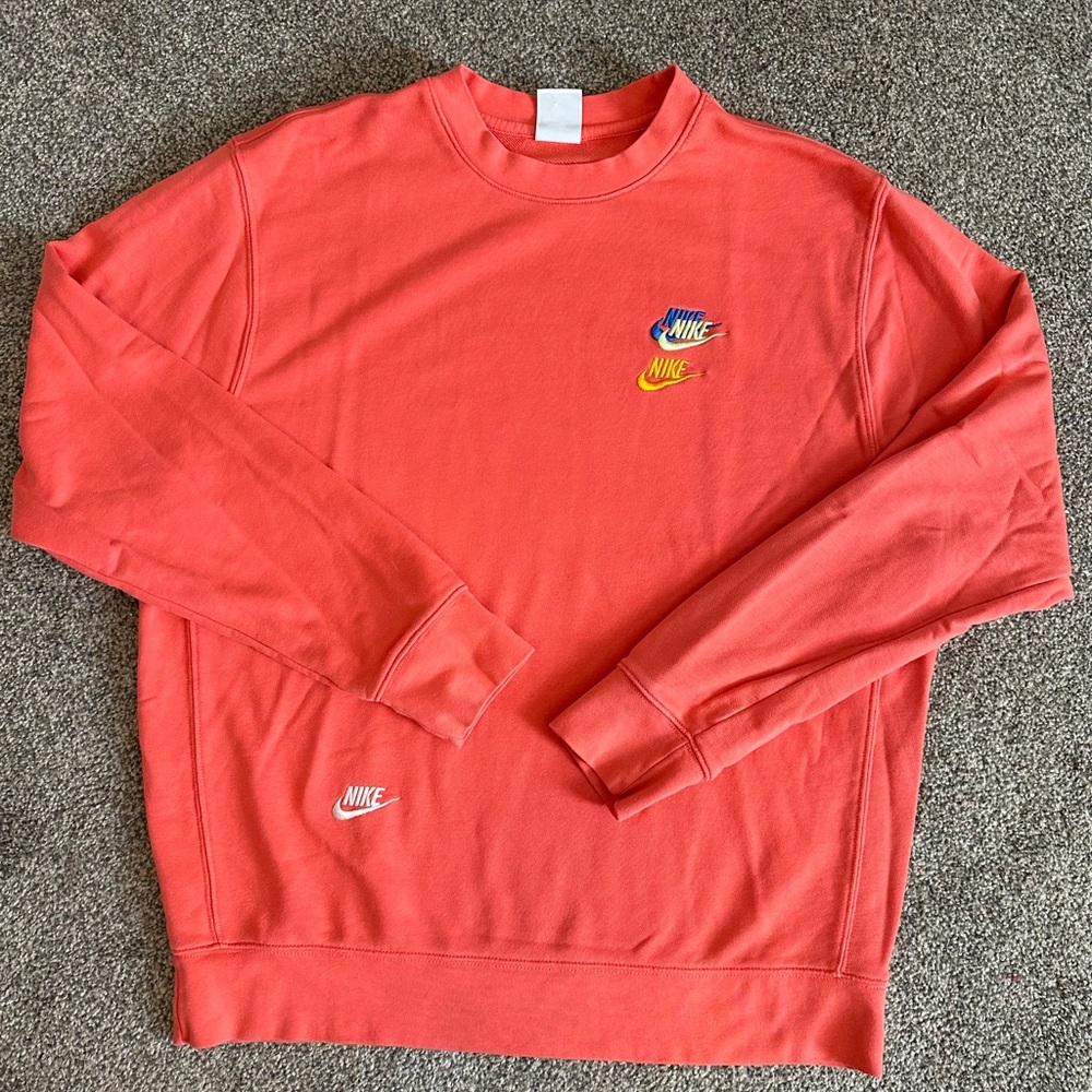 Men’s Nike crewneck embroidered details